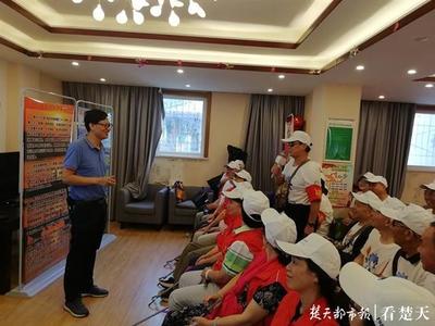 楚天都市報(bào):世界清潔日激發(fā)民間環(huán)保熱情,居民與志愿者一同巡河護(hù)河